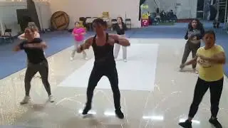 El guayo,mueve la cadera, estamos calentitos zumba 