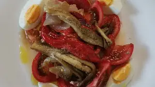 ESCALIVADA DE PIMIENTOS, BERENJENA Y CEBOLLA CON ATÚN AL NATURAL Y HUEVO 😋