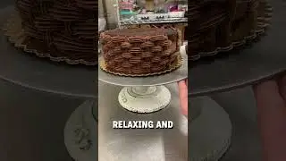 Satisfying basket weave cake decorating! 🤩🎂🧺  -  🎥 theemessybaker