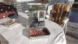 Namizni stroj za lu&scaron;čenje le&scaron;nikov in cepljenih orehov (hazelnut and walnut cracker)