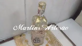 Garrafa dourada com decoupage