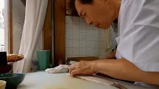 【京都の鱧】1953年創業の老舗・激せま寿司屋！一見さんは入りにくい!?【錦市場商店街の入り口にあるすし屋】2代目店主さんと名物女将さんの鉄板トーク！ハモずし・サバずし・穴子ずし丼