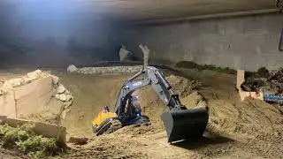 Pelleteuse Volvo qui grimpe à l’aide du godet, ￼￼￼￼￼