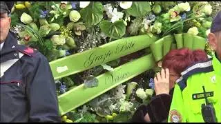 BOLOGNA: Folla commossa al funerale del produttore Bibi Ballandi | VIDEO