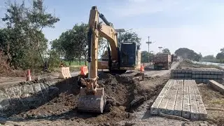 CAT 320 NEXT GEN NEW LOGO เปิดหน้าดิน เตรียมกดเสาเข็ม