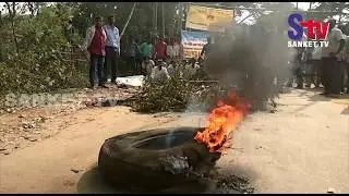 Odisha : Villagers stage road blockade demanding repairment of road | Sanket Tv
