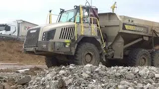 Budování nové obří dálniční křižovatky na jihu Brna .