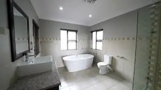 Stunning Modern home in lakeside Village modderfontein