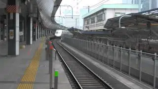 新幹線　入線する200系と出発するE4系