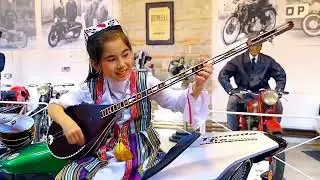 Девочка Мавлюда. Виртуозно играет на дутаре. Mavluda girl. Masterfully plays the dutar.