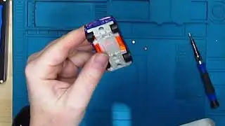 Машинка Hot Wheels из Макдоналдса, которой 20 лет. Можно ли заменить батарейки? Давайте посмотрим.