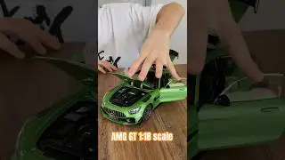 Марк демонстрирует модель Mercedes AMG GT в масштабе 1:18.