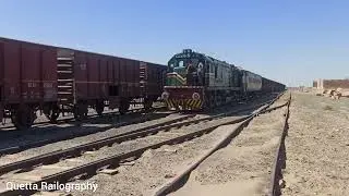 Two trains crossed at Azaad Railway Station Pak-Iran ML-4