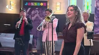 When the Saints Go Marching in.  Gespeeld door The Saints of Jazz met zangeres Shehera