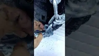Одеваем цепи противоскольжения на грузовик(Фура)
