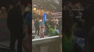 Sasha and Naomi having fun during the commercial break
