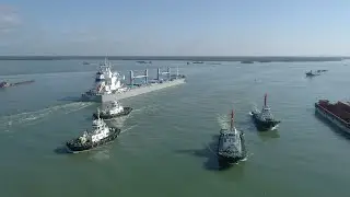 How to assist a top world's largest vessel calling to Vietnam by a tugboat fleet