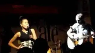 Elova - 'Mr Contrary' live clip