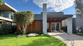 ENSEADA LAGOS | CASA TÉRREA À BEIRA DO LAGO COM 4 SUÍTES EM LOTE DE 450M²