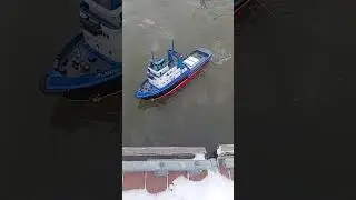 Буксир &laquo;Атлантик&raquo; ломает лед, вид на причал.