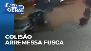 Audi bate em Fusca que &eacute; arremessado do outro lado da avenida atingindo carros estacionados