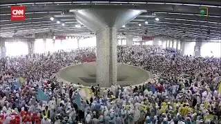 Momen Lautan Jemaah Haji Lempar Jumrah di Mina