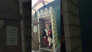 Schei&szlig;haus Animatronic in Schlo&szlig; Thurn in Bayern