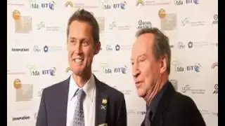 Победитель 2008 года Дэвид Миллер и актер Билл Патерсон