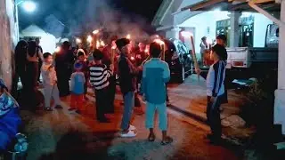 Suasana malam takbiran di kampung//Obor keliling mewarnai malam takbiran