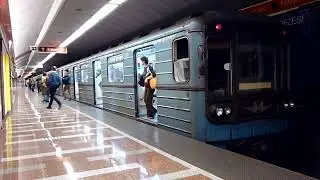 81-717/714 metró ( 359-3117-3118-3119-360 psz. ) érkezik és kihalad Moszkva tér balról