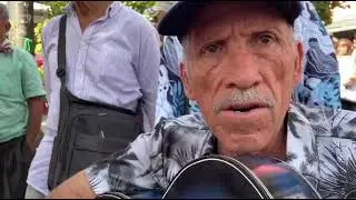 Los m&uacute;sicos del parque berrio medell&iacute;n Colombia 