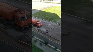 Гастрарбайтер так забавно поливает песок со шланга #Shorts #шланг #вода #камаз #гастарбайтер
