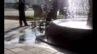 у фонтана