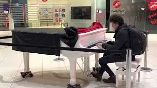 Piano Flashmob in closed shopping Wien Mitte &ndash; The Mall