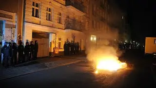Berlin-Friedrichshain: Mietfahrr&auml;der in der Rigaer Stra&szlig;e abgefackelt