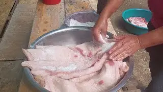 Pregatire Slanina. Fiarta si apoi afumata.