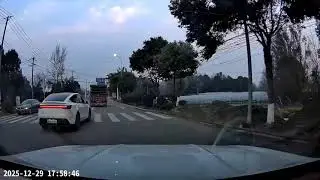 Sudden unsignaled truck turn leads to collision in Sichuan, China
