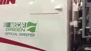 Метла-барсук Elgin Sweepers' Broom Badger на Национальной выставке дорожных покрытий 2016 года