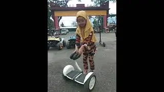 Belajar menggunakan hoverboard/nineboard