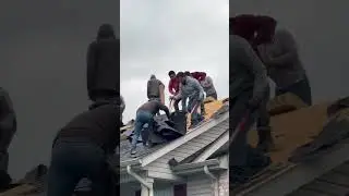 How to tear off a roof in under 10 minutes #contractor #construction #tools #diy #roofing