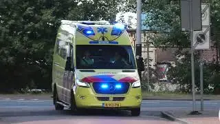 Rennend MMT personeel Ambulance en MMT met spoed naar en van een Incident in Amsterdam Houthaven