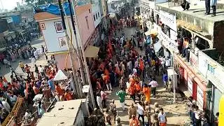 Hindu extremist attacking police in Ayodhya