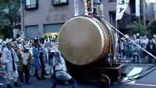 080506 くらやみ祭り - ナイスな叩き手のお父さん