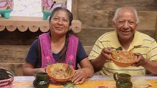 Mi esposo fue al campo y encontró mucho HONGO DE CUERNO DE VENADO, le preparo una rica comida
