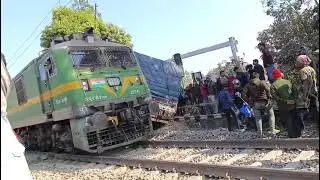 आज जसीडीह मधुपुर लाइन में गाड़ी संख्या 13510 गोडा आसनसोल एक्सप्रेस आ गई जिससे टकरा गई हादसा हो गया
