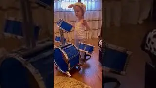Юный барабанщик,учится,корпит,но когда-нибудь он будет знаменит