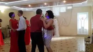 Мамуля з татком вишивають:)