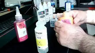 Pregatirea recipientelor cu cerneala pentru o umplere usoara a rezervoarelor unui Epson L1110.