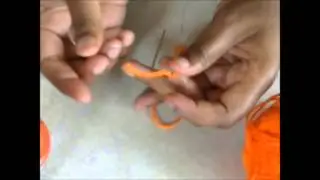 Crafty Tips: how to thread yarn through a needle/ Easiest Way to Thread Yarn on a Needle