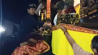 Prosesi Pemasangan Wastra Baru Di Pura Kawitan PBMM  Gandari Narmada Lombok 19 Desember 2025